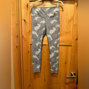Excellent condition size M yogalicious gray camo leggings. Super soft. 25”inseam